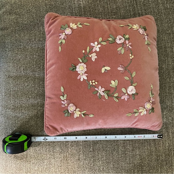 4 small throw pillows - Picture 10 of 10